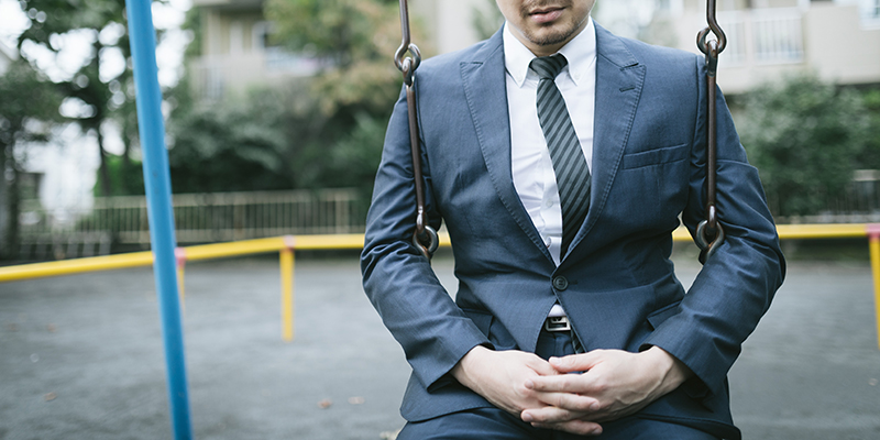 ブランコで孤独を感じる男性