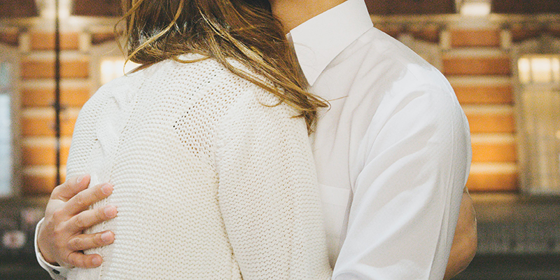 抱き合う遠距離カップル