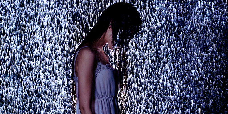 雨にうたれる女性