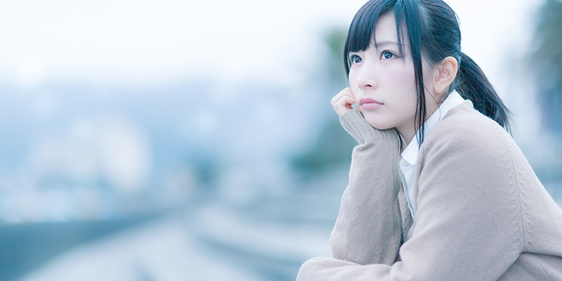 考え込む女性