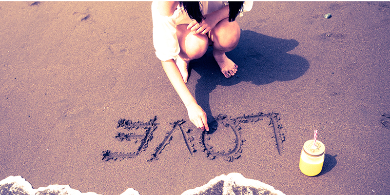 浜辺にLOVEを書く女性