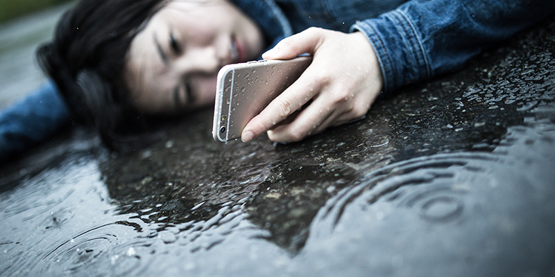 雨に打たれて苦しむ女性